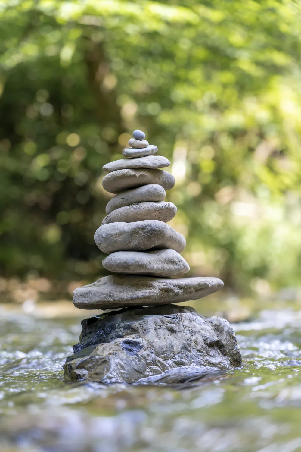 capture-verticale-d-une-pyramide-de-pierres-en-equilibre-sur-l-eau-d-une-riviere soins thérapeutiques