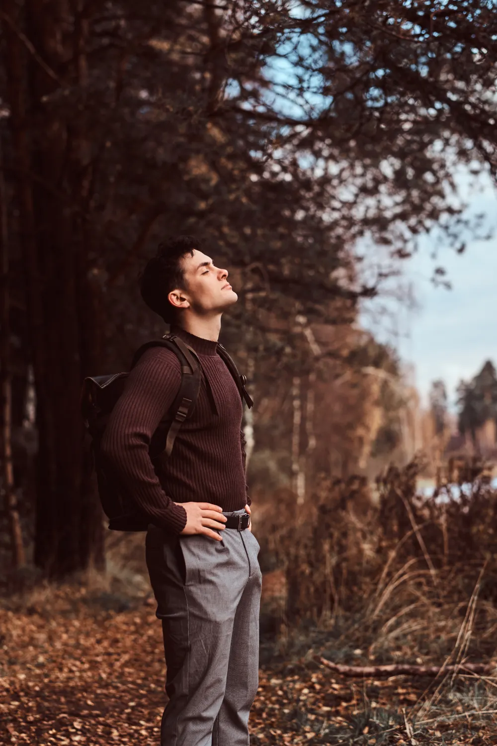 un-jeune-randonneur-avec-un-sac-a-dos-portant-un-pull-profitant-d-une-promenade-dans-la-foret-d-automne (1) Centre Vita Fribourg